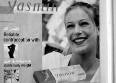 Yasmin-Werbung: Junge Frau mit Pille-Packung.
