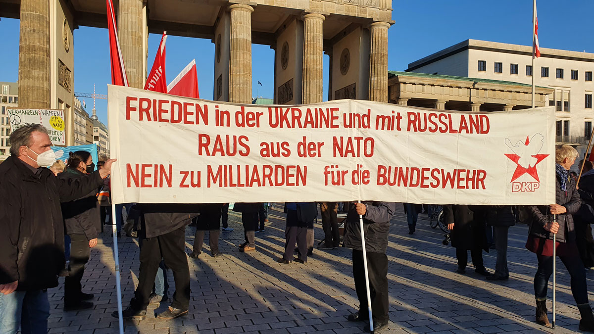 Demonstrierende mit Transparent: «Frieden in der Ukraine und mit Russland. Raus aus der NATO. Nein zu Milliarden für die Bundeswehr-».