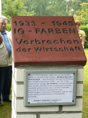 Schräg auf einem aus weißen Ziegeln gemauerten Sockel: Der Gedenkstein auf dem Gelände der Kulturvereinigung Leverkusen e.V.