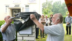 Vor dem Haus der Kulturvereinigung: Horst Wilhelms und Manfred Demmer enthüllen die Gedenktafel