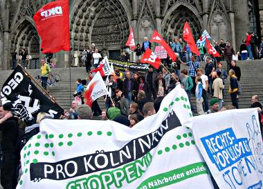 Demo vor dem Kölner Dom. Foto von der spontanen Demonstration nach der Kundgebung.