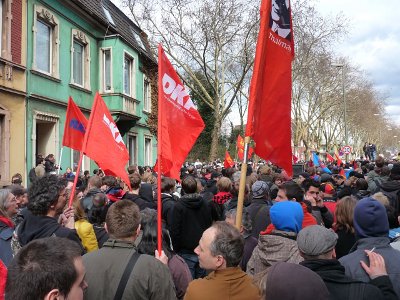 Demonstranten mit roten Fahnen.