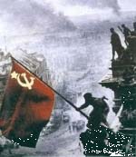 8. Mai 1945: Sowjetsoldat hisst Rote Fahne mit Hammer, Sichel und Stern auf dem Dach des Reichstags.