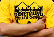 Gelbes T-shirt, Aufdruck: Menschenkette »Dortmund stellt sich quer«.