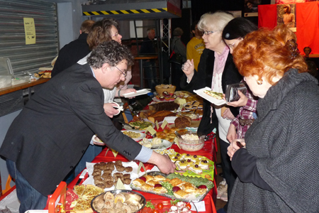 Patrick Köbele mit Gästen an der Salattheke.