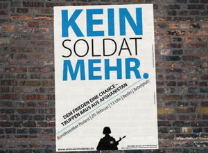 Plakat: Kein Soldat mehr. Dem Frieden eine Chance. Truppen raus aus Afghanistan.