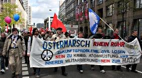 Ostermarschdemonstration mit Fahnen und Transparent: »Ostermarsch Rhein Ruhr…«.