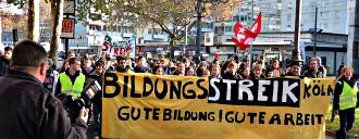 Demonstranten mit Transparent: »Bildungsstreik Köln. Gute Bildung. Gute Arbeit.«.