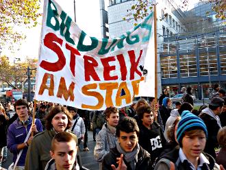Demonstranten mit Transparent: »Bildungsstreik am Start«.