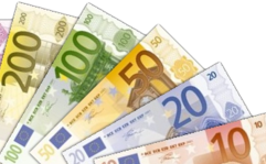 Eurobanknoten. 10, 20, 50, 100 und 200 Euronoten fächerartig liegend.