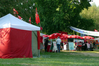 Festivalplatz: Zelt und Infotische