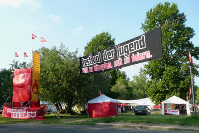Eingang zum Festival mit Transparent: festival der jugend – zeit zu Kämpfen, zeit zu feiern.
