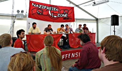 Festivalzelt, Podium mit Transparent: »Nazifreie Zone«.
