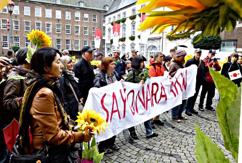 Demonstration vor dem Rathaus mit Transparent: »Sayonara AKW«.