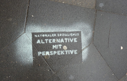 Foto: Graffito auf Bodenplatten »NATONALER SOZIALISMUS, ALTERNATIVE MIT PERSPEKTIVE«.