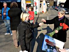DKP verteilt rote Nelken zum Frauentag.