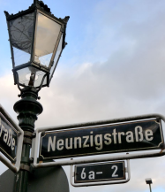 Laterne in Gerresheim mit Straßenschild: »Neunzigstraße«.
