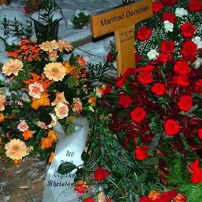 Blumen am Grab und Schleife »des DKP Bezirks Rheinland«. Tafel: Manfred Demmer * 25.02.1943  † 02.12.2009