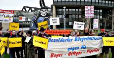 Protest vor dem Landtag gegen die Bayer Giftgas-Pipeline.