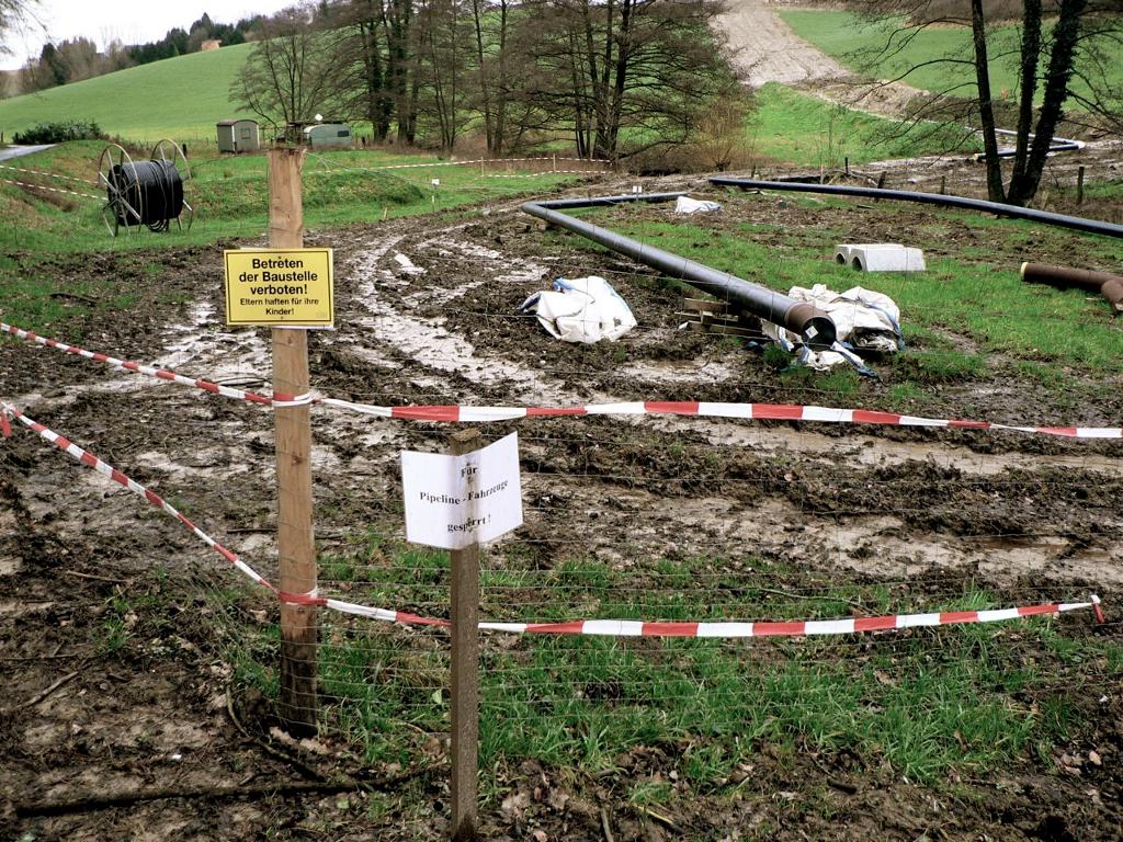 CO-Pipeline mit Warnschild: »Betreten der Baustelle verboten!…«.