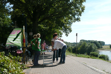 Informationsstand: Protestler inrormieren und sammeln Unterschriften.