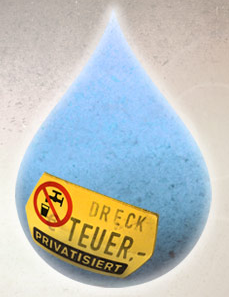 Stilisierter Wassertropfen, Aufkleber mit Nicht-trinken-Logo: »Dreck, teuer, privatisiert«.