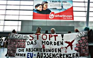 Protestler in der Abfertigungshalle mit Transparent: »Stoppt das Morden & die Abschiebungen an den EU-Außengrenzen!«.