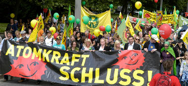 Großdemo. Demonstranten mit Luftballons, Fahnen, Transparent: Atomkraft Schluss!