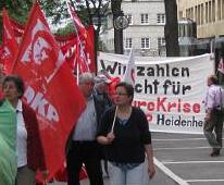 Demonstranten mit DKP-Fahne. Im Hintergrund Transparent: Wir zahlen nicht für eure Krise.
